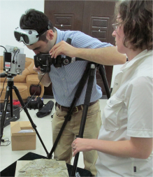 香港大學地球科學系古脊椎研究所主管的文嘉棋博士（左）及美國西南俄克拉荷馬州立大學Amanda Falk博士正以激光刺激螢光（LSF）技術檢視化石。